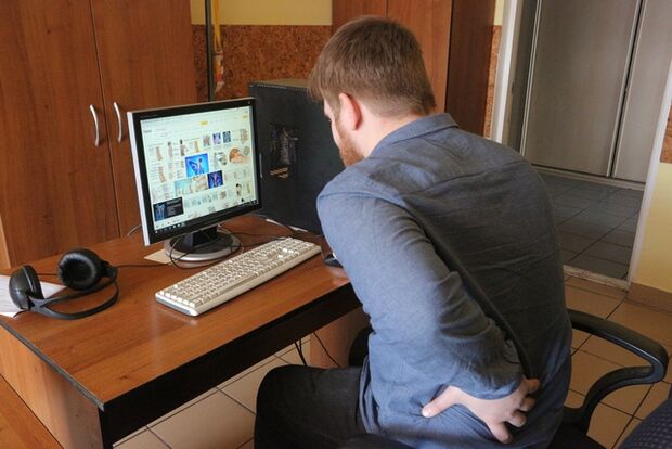 Un uomo a un computer